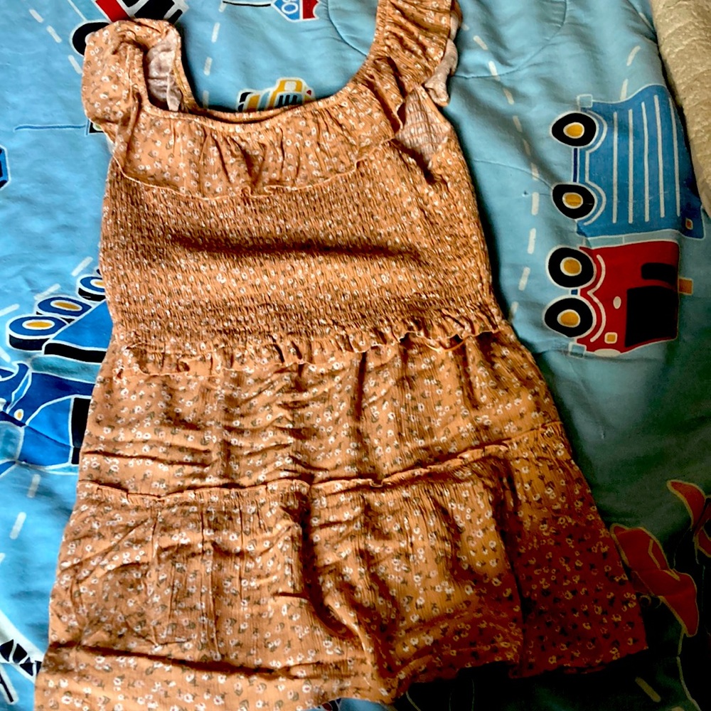 This skirt set hasn’t been put on yet. It’s brand new!!